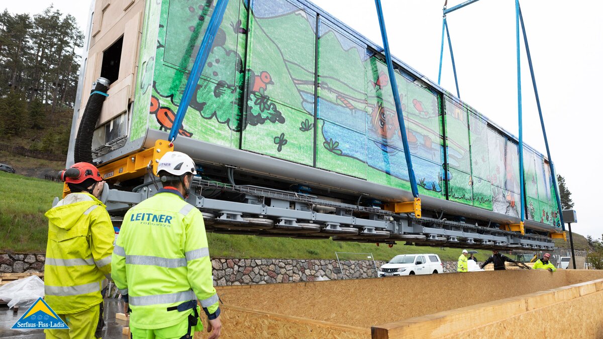 Präzisionsarbeit ist bei der Einhebung in den U-Bahn Tunnel gefragt | © Andreas Kirschner