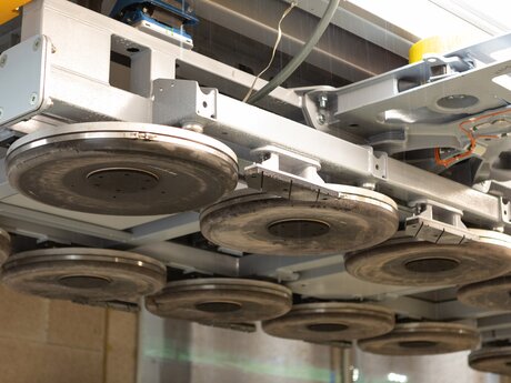 Langsam und vorsichtig wird die neue U-Bahn in den Schacht in Serfaus-Fiss-Ladis befördert | © Andreas Kirschner