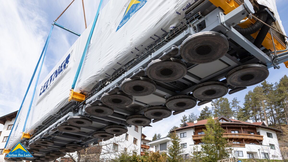 Die Einhebung per Telekran hat begonnen in Serfaus-Fiss-Ladis in Tirol | © Andreas Kirschner