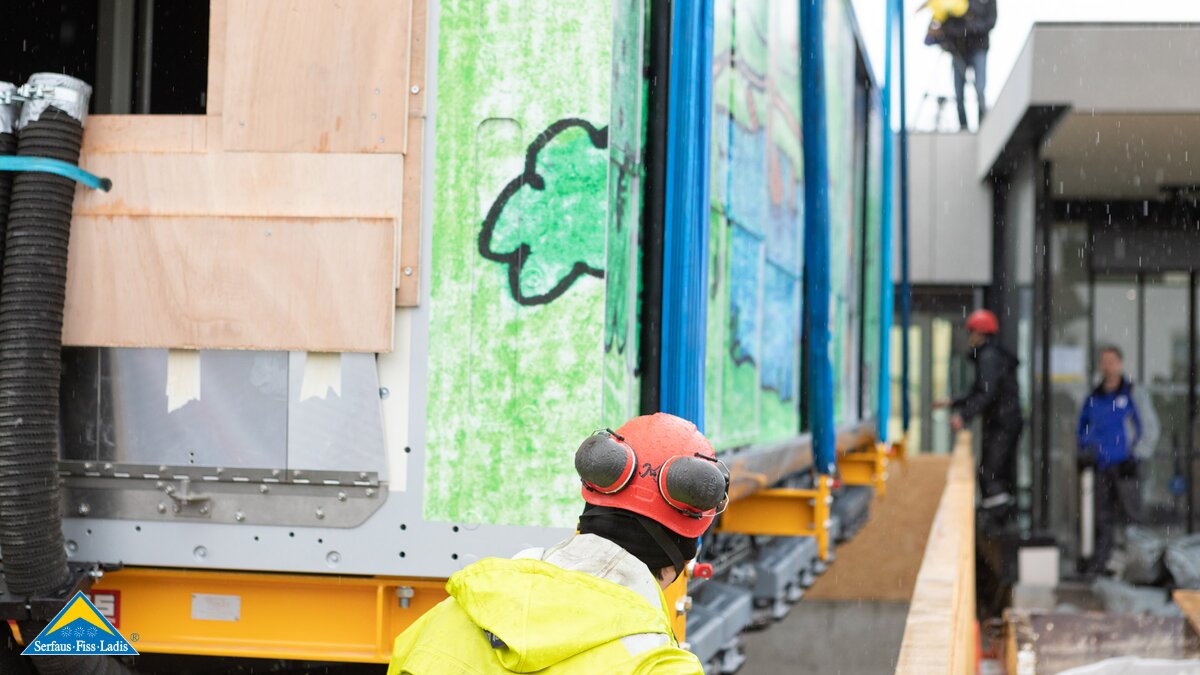 Zentimeterarbeit ist bei der Einhebung in den U-Bahn Tunnel gefragt | © Andreas Kirschner