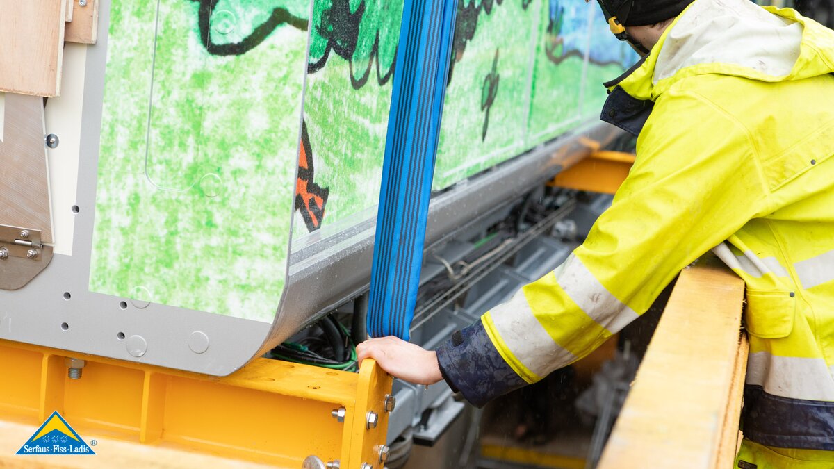 Die letzten Handgriffe werden getätigt bevor der U-Bahn Wagen aus Serfaus im Tunnel verschwindet | © Andreas Kirschner