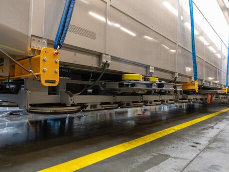 Wenige Zentimeter fehlen der U-Bahn noch, bis sie im Tunnel angekommen ist. U-Bahn fahren in Tirol | © Andreas Kirschner