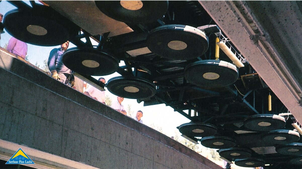 Einhebung der U-Bahn-Wagen auf Luftkissen in Serfaus in Österreich | © Seilbahn Komperdell GmbH