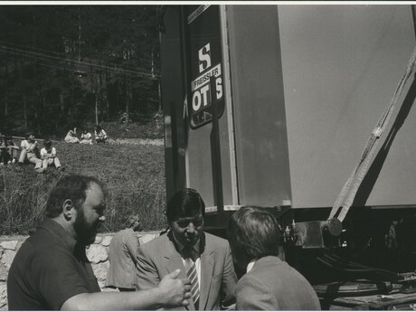 Besprechung vor der Wageneinhebung der U-Bahn Serfaus in Tirol Österreich | © Seilbahn Komperdell GmbH