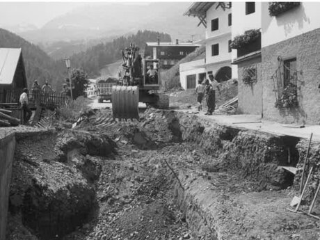Grabungsarbeiten im Dorf Serfaus in Tirol für die U-Bahn Serfaus | © Gemeinde Serfaus