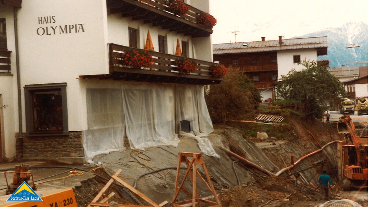Grabungsarbeiten beim Haus Olympia in Serfaus für die U-Bahn in Österreich | © Seilbahn Komperdell GmbH