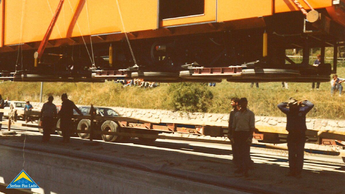 Einhebung des U-Bahn Wagen in Serfaus Fiss Ladis in Tirol | © Seilbahn Komperdell GmbH