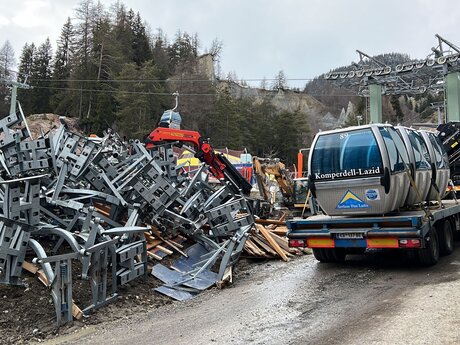 Gondeln der Komperdellbahn auf einem LKW bereit zum Abtransport | © Seilbahn Komperdell GmbH