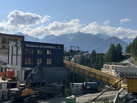 Eine Fußgängerbrücke dient als Umleitung während der Bauzeit für die neue Komperdellbahn in Serfaus in Tirol Österreich | © Seilbahn Komperdell GmbH