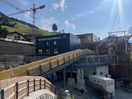 Eine Fußgängerbrücke dient als Umleitung während der Bauzeit für die neue Komperdellbahn in Serfaus in Tirol Österreich | © Seilbahn Komperdell GmbH