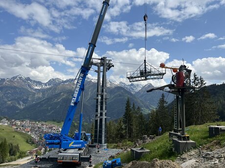 Stützen für die neue Komperdellbahn in Serfaus-Fiss-Ladis werden montiert | © Seilbahn Komperdell GmbH
