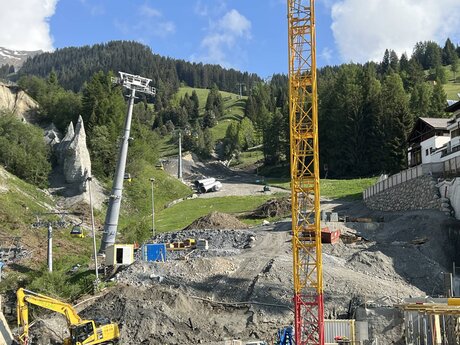 Stützen für die neue Komperdellbahn in Serfaus-Fiss-Ladis werden montiert | © Seilbahn Komperdell GmbH