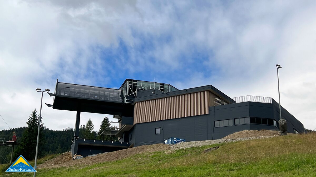 Die Zwischenstation der neuen Komperdellbahn in Serfaus wird in das Landschaftsbild der Region Serfaus Fiss Ladis integriert | © Seilbahn Komperdell GmbH