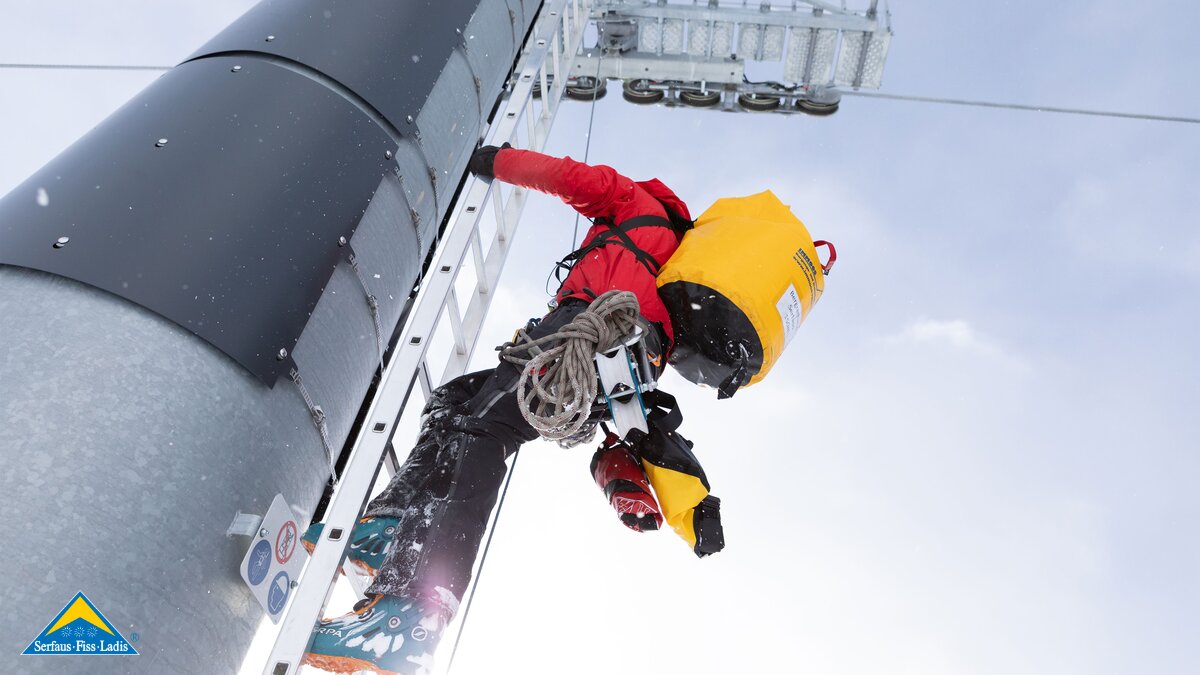 Zugang für die Retter bei der Bergeübung an der Komperdellbahn Serfaus über die Liftstütze  | © Serfaus-Fiss-Ladis Marketing GmbH | Andreas Kirschner