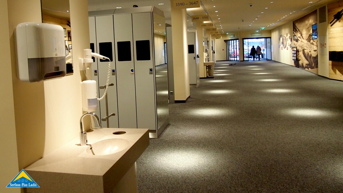 Überblick über das weiträumige Komfort Skidepot in Fiss. Fön und Waschmöglichkeiten stehen ebenfalls zur Verfügung | © Serfaus Fiss Ladis