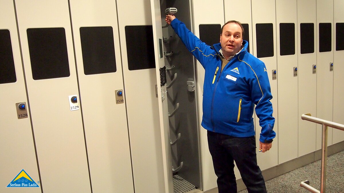 Martin von den Fisser Bergbahnen erklärt den Besuchern wie das Komfort Skidepot funktioniert | © Serfaus Fiss Ladis