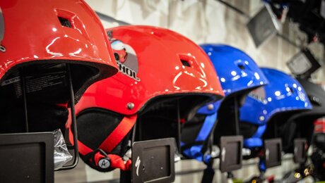 Skihelme dienen der Sicherheit beim Ski fahren | © Stefanie Jacob