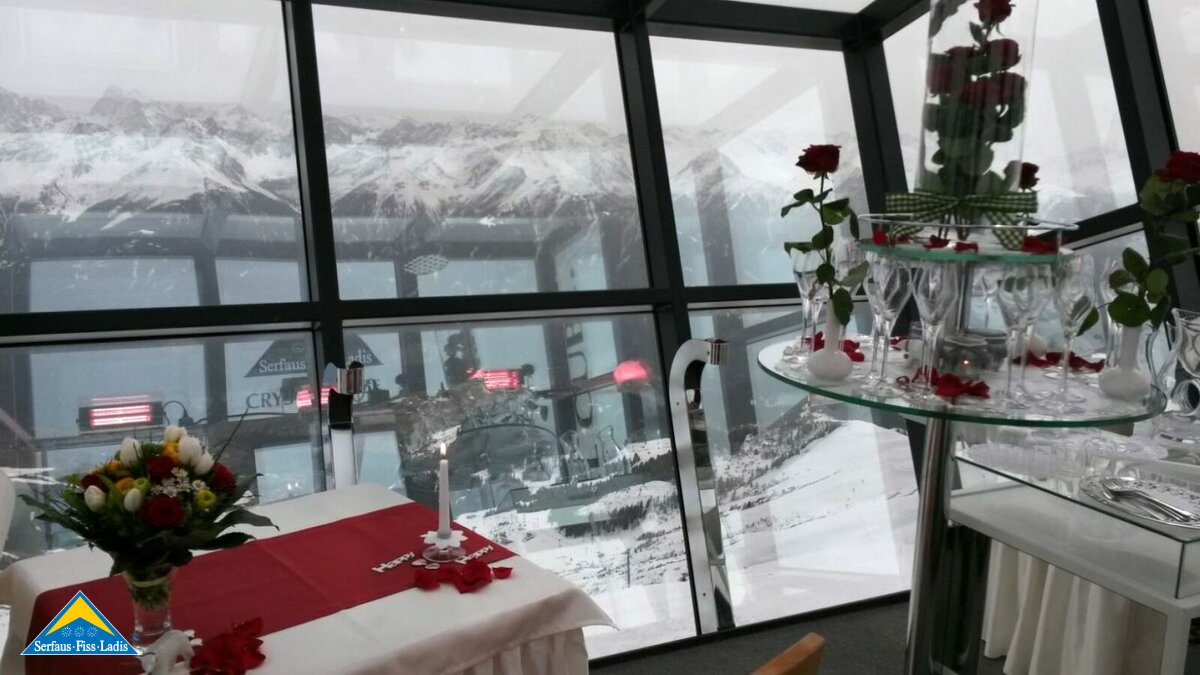Vorbereitungen im Crystal Cube für die Hochzeit in Serfaus Fiss Ladis | © Fisser Bergbahnen GmbH