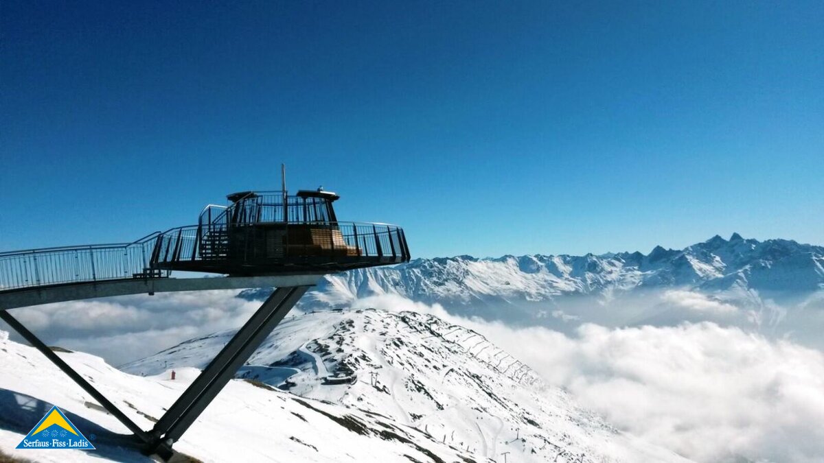 Die Aussichtsplattform Z1 auf dem Fisser Schönjoch an einem perfekten Tag mit toller Fernsicht | © Fisser Bergbahnen GmbH