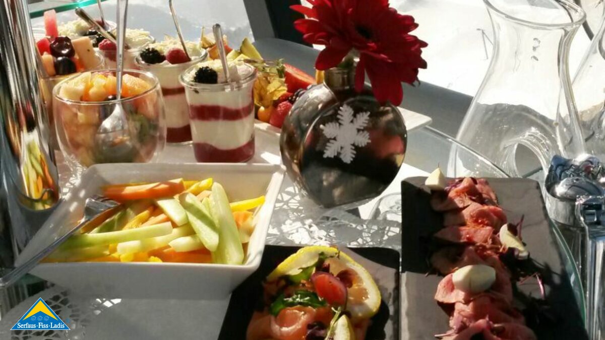 Canapes und Fingerfood stehen im Crystal Cube für die Hochzeitsgesellschaft bereit | © Fisser Bergbahnen GmbH