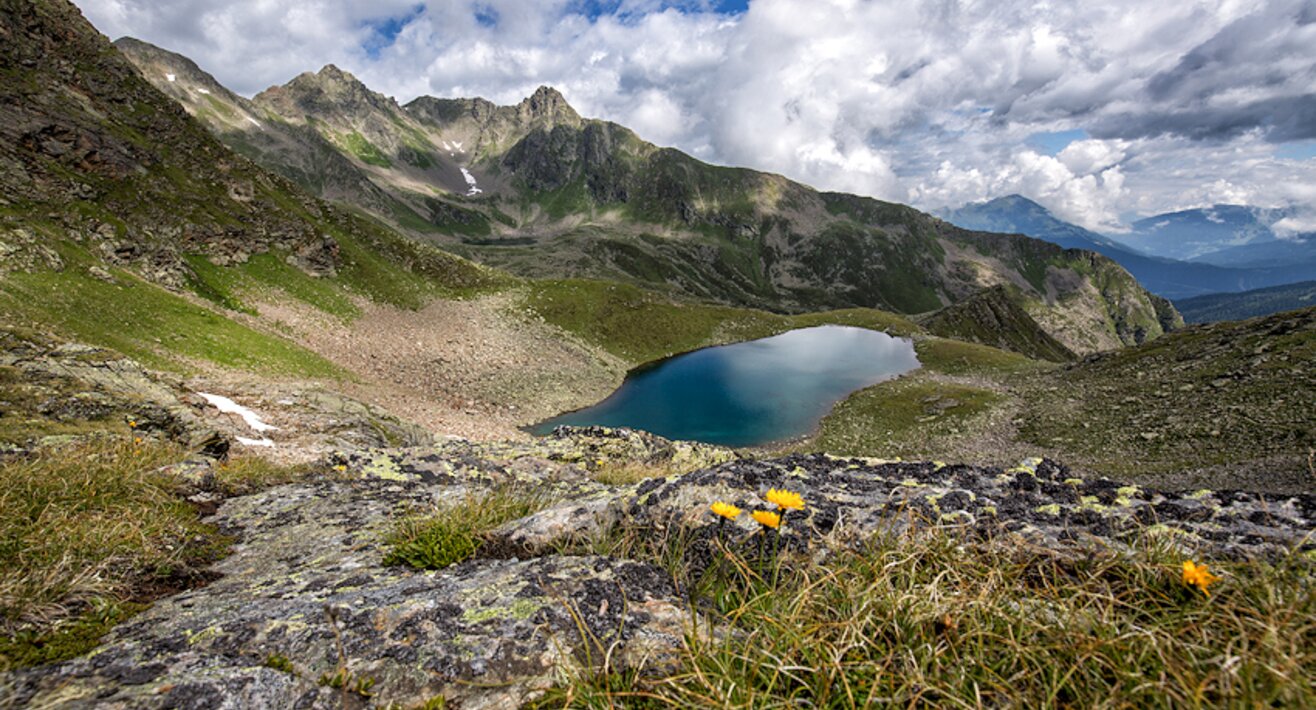 Blick auf den Spinnsee in Fiss in Tirol. Der Spinsee kann bei einer Wanderung in Serfaus Fiss Ladis bewundert werden | © Andreas Kirschner