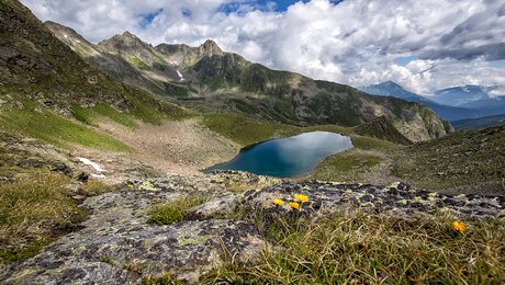 Blick auf den Spinnsee in Fiss in Tirol. Der Spinsee kann bei einer Wanderung in Serfaus Fiss Ladis bewundert werden | © Andreas Kirschner