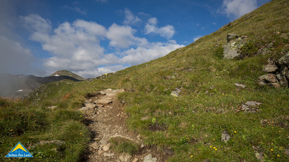 Der Wanderweg zum Spinssee in Fiss in Tirol führt über Gestein und Geröll | © Andreas Kirschner