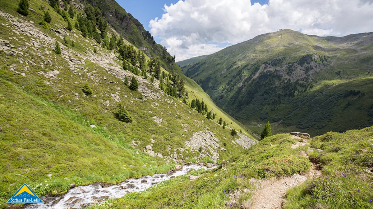 Der Wanderweg zum Urgsee in Fiss in Tirol führt entlang eines herrlichen Bachverlaufs | © Andreas Kirschner