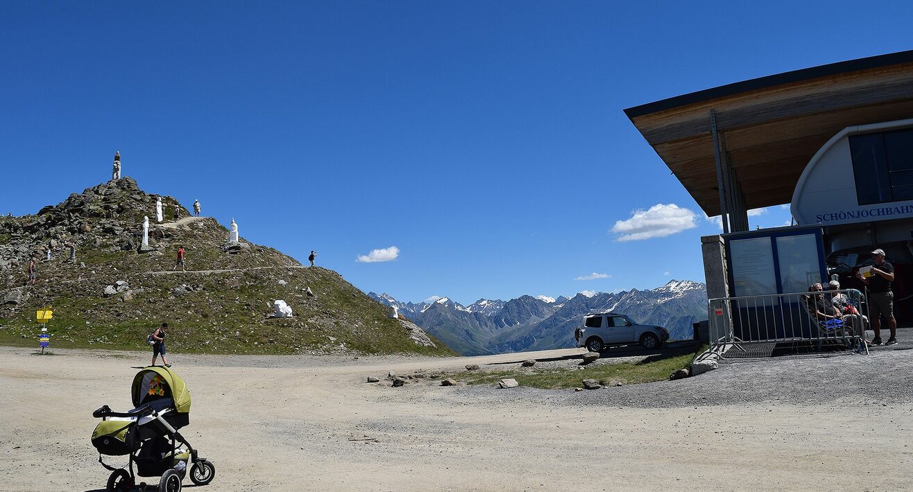 Start des Kunstweges am Schönjoch. Der Weg ist kinderwagentauglich | © Serfaus Fiss Ladis