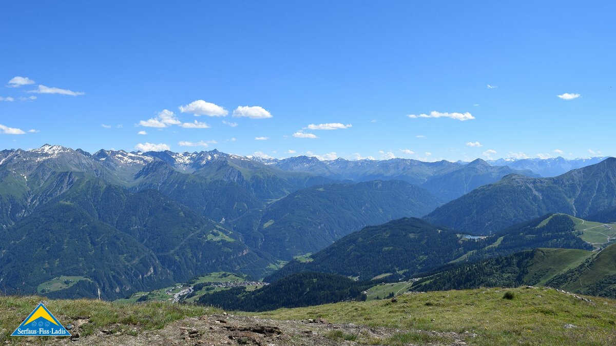 Auf dem Kunstweg in Fiss in Tirol hat man ein herrliches Panorama über die Bergwelt in Tirol und in Serfaus Fiss Ladis | © Serfaus Fiss Ladis