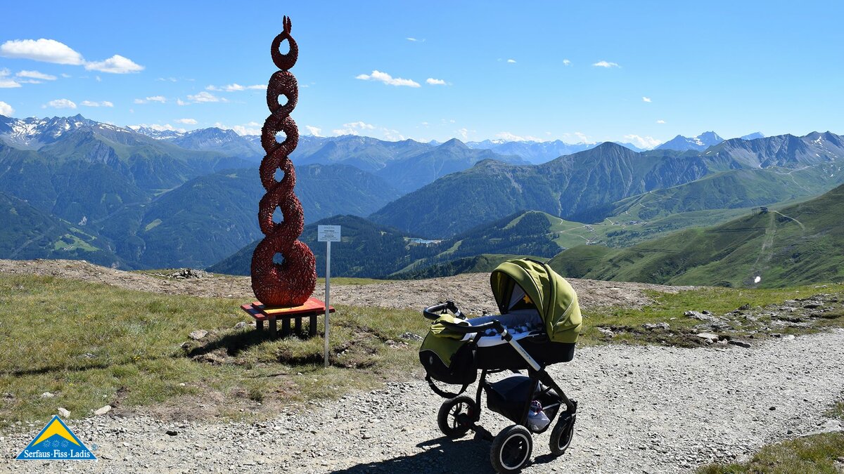 Mit dem Kinderwagen auf dem Kunstweg | © Serfaus Fiss Ladis