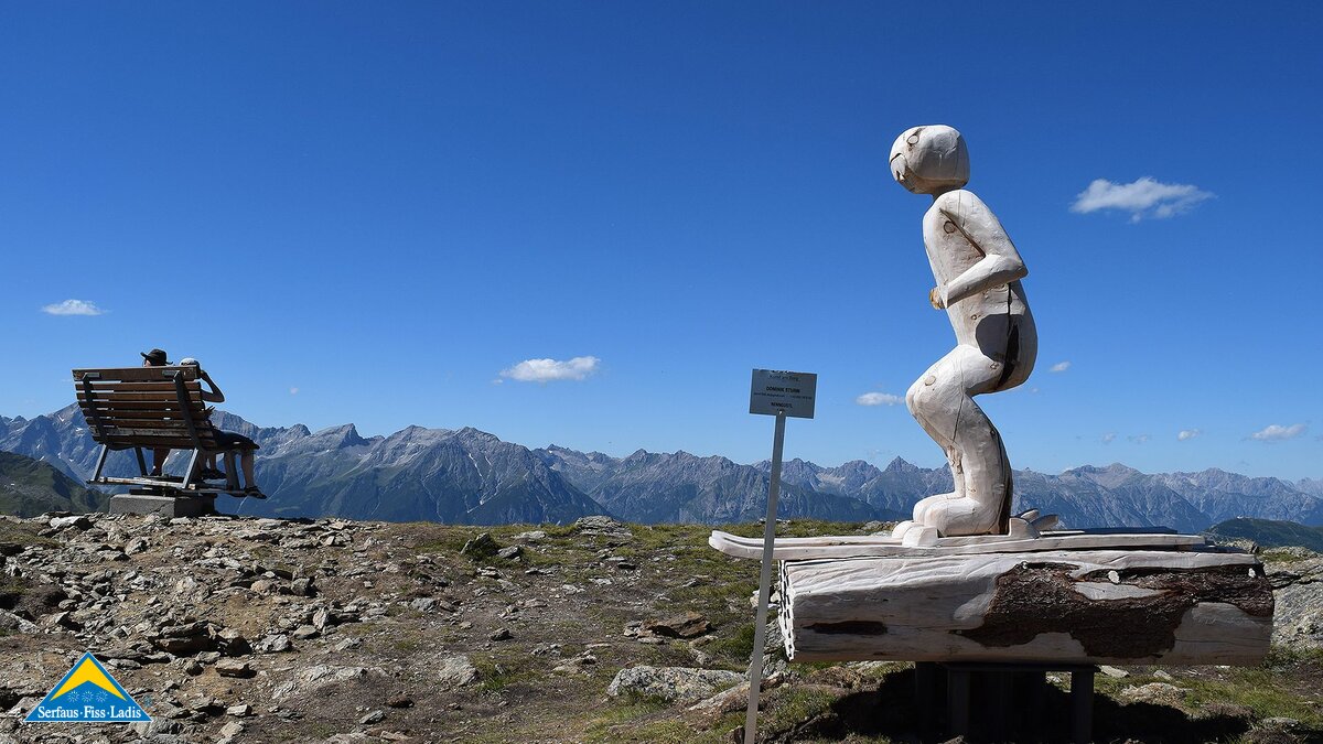 Tolle Aussichtspunkte gibt es am Kunstweg am Schönjoch in Fiss. Dazu kann man Skulpturen aus verschiedenen Materialien bewundern | © Serfaus Fiss Ladis