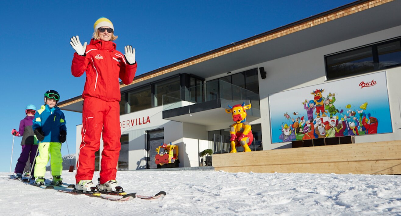 Kinder beim Skikurs bei Bertas Kindervilla in Bertas Kinderland in Fiss in Tirol | © Christian Waldegger