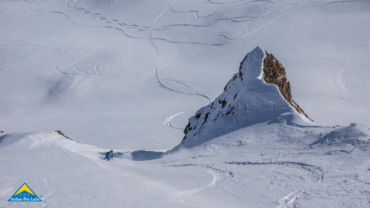 Ein Skifahrer fährt während des Risk´n´Fun Camps durch den Freeride Hang in Serfaus Fiss Ladis in Tirol | © Heli Düringer