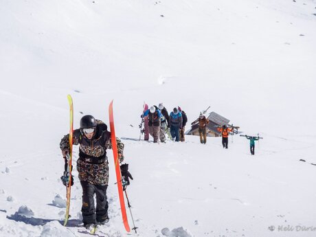 Freerider steigen zum Hang in Serfaus Fiss Ladis auf um die Abfahrt zu genießen | © Heli Düringer