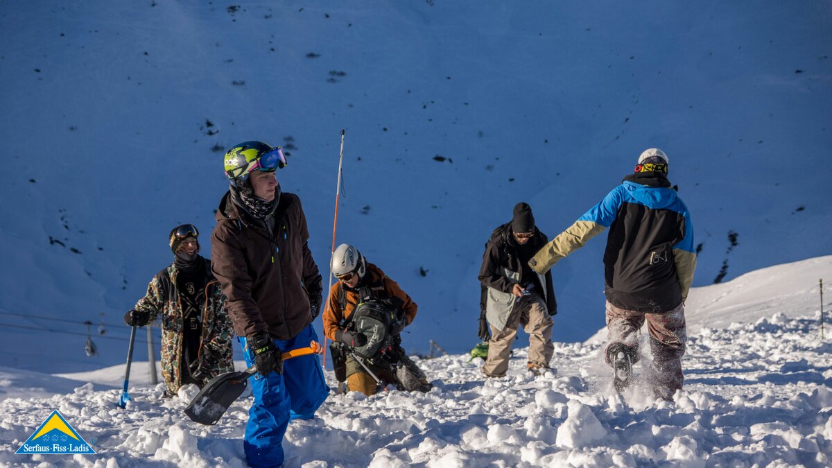 Lawinenkunde mit Sonde und Pieps ist ein wichtiger Bestandteil beim Freeriden. Sicherheit geht immer vor | © Heli Düringer