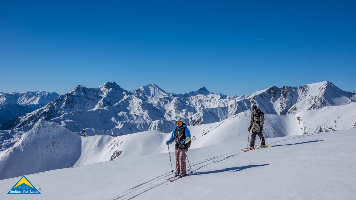 Die ersten Schwünge in den tief verschneiten Hang zu ziehen ist der größte Spaß am Freeriden | © Heli Düringer