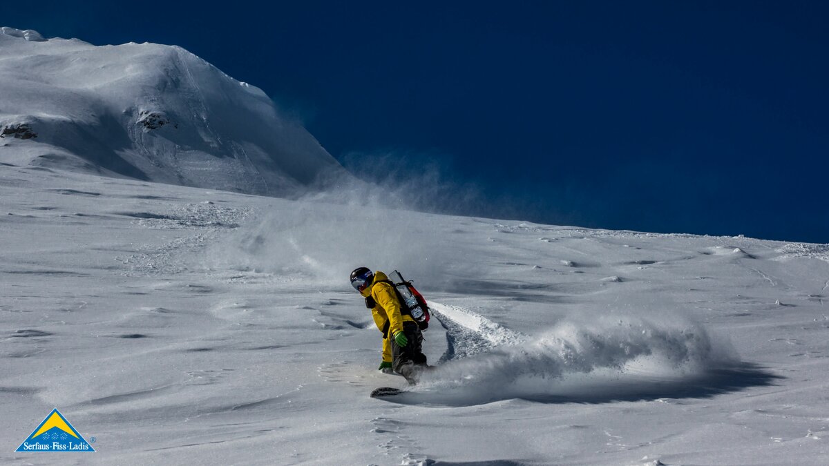 Ein Snowboarder im Freeride Hang in Serfaus Fiss Ladis in Tirol | © Serfaus Fiss Ladis