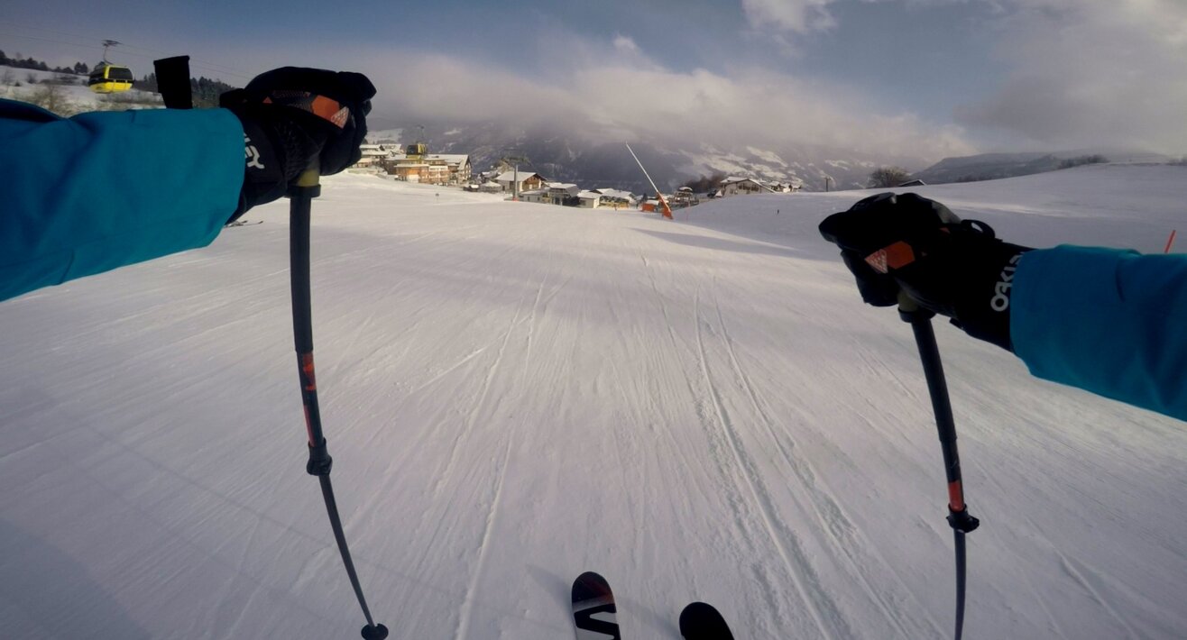 Skifahrer fährt mit der GoPro über die Ladisabfahrt im Skigebiet Serfaus Fiss Ladis in Tirol | © Serfaus Fiss Ladis