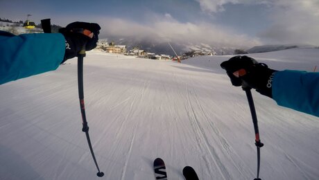 Skifahrer fährt mit der GoPro über die Ladisabfahrt im Skigebiet Serfaus Fiss Ladis in Tirol | © Serfaus Fiss Ladis
