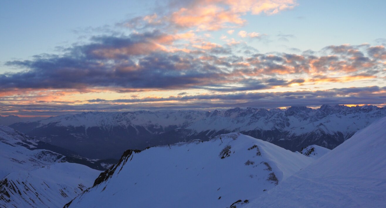 Verschneite Berge in Serfaus Fiss Ladis in Tirol in Österreich früh am Morgen beim Sonnenaufgang | © Kristina Erhard