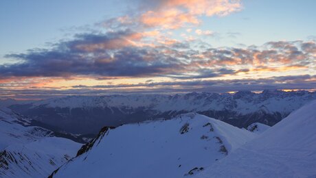 Verschneite Berge in Serfaus Fiss Ladis in Tirol in Österreich früh am Morgen beim Sonnenaufgang | © Kristina Erhard