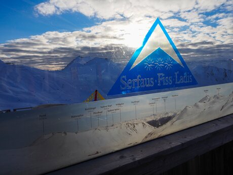 Die Aussichtsplattform P1 am Pezid in Serfaus mit tollem Blick auf die umliegende Bergwelt von Serfaus Fiss Ladis | © Kristina Erhard