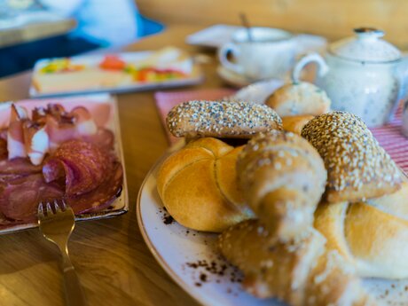 Reichhaltiges Frühstücksbuffet beim Sunrise Hexensee in Serfaus in Österreich | © Kristina Erhard
