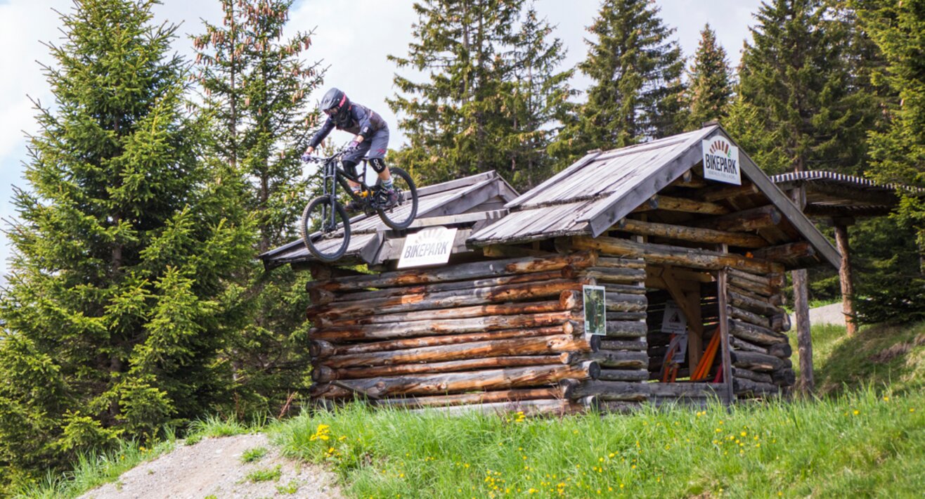 Celine Blochberger zeigt im Bikepark Serfaus-Fiss-Ladis einen Sprung | © Socialweb