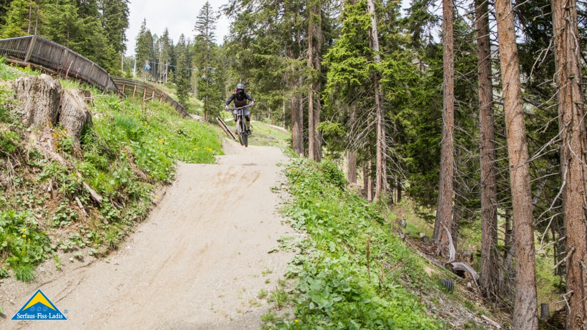 Celine auf dem Downhill-Bike im Bikepark Serfaus Fiss Ladis in Tirol | © Socialweb