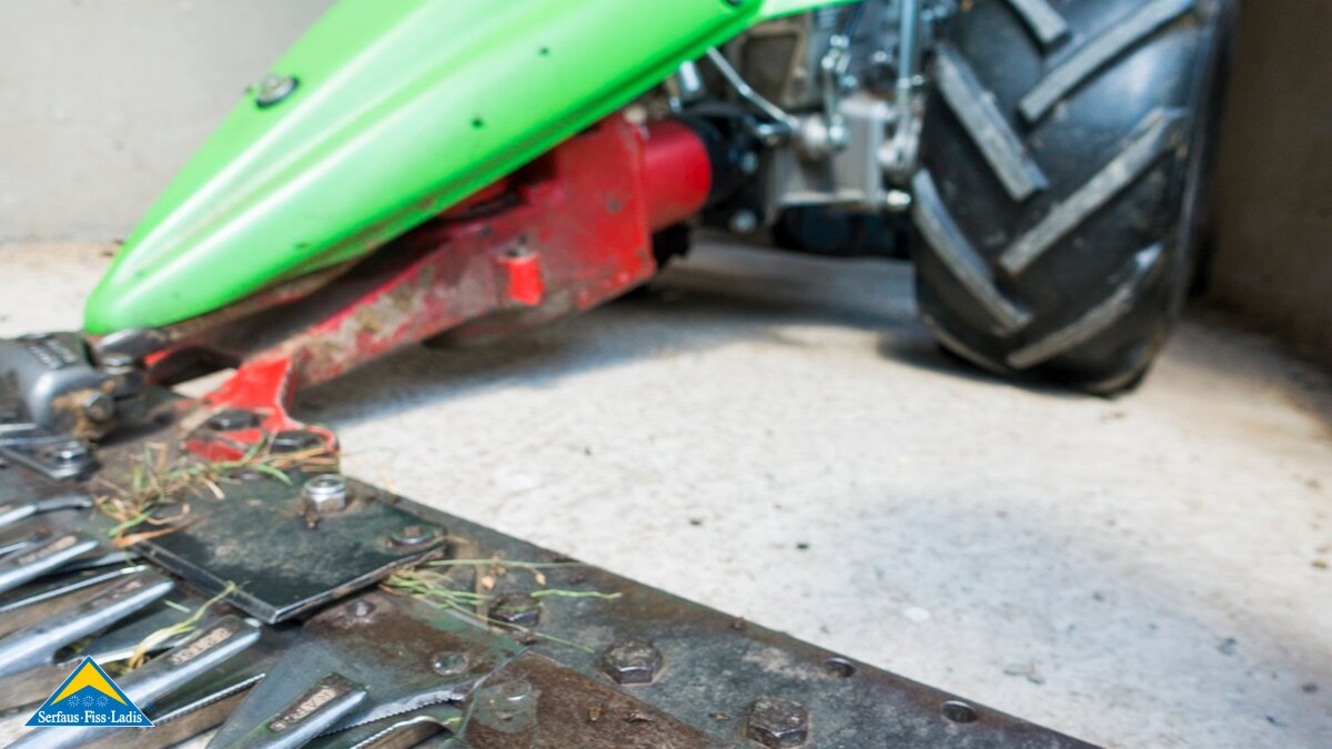 Eine Mähmaschine ist eine moderne Unterstützung für die Bauern in Serfaus Fiss Ladis in Tirol | © Socialweb