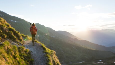 Der Aufstieg bei Sonnenaufgang in Serfaus Fiss Ladis in Tirol | © Socialweb