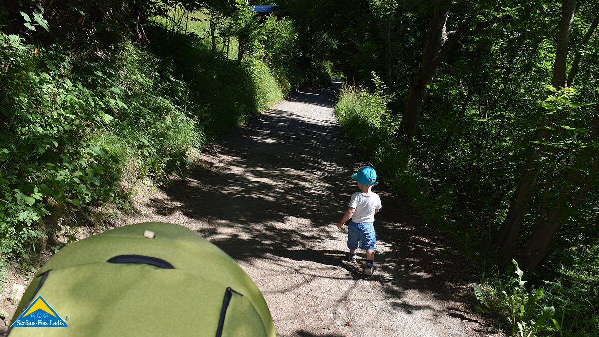 ein breiter Forstweg - bestens für Kinderwagen geeignet | © Serfaus-Fiss-Ladis/Tirol