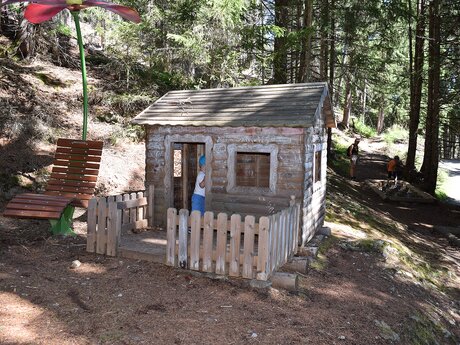 ein Spielhaus mitten im Wald | © Serfaus-Fiss-Ladis/Tirol